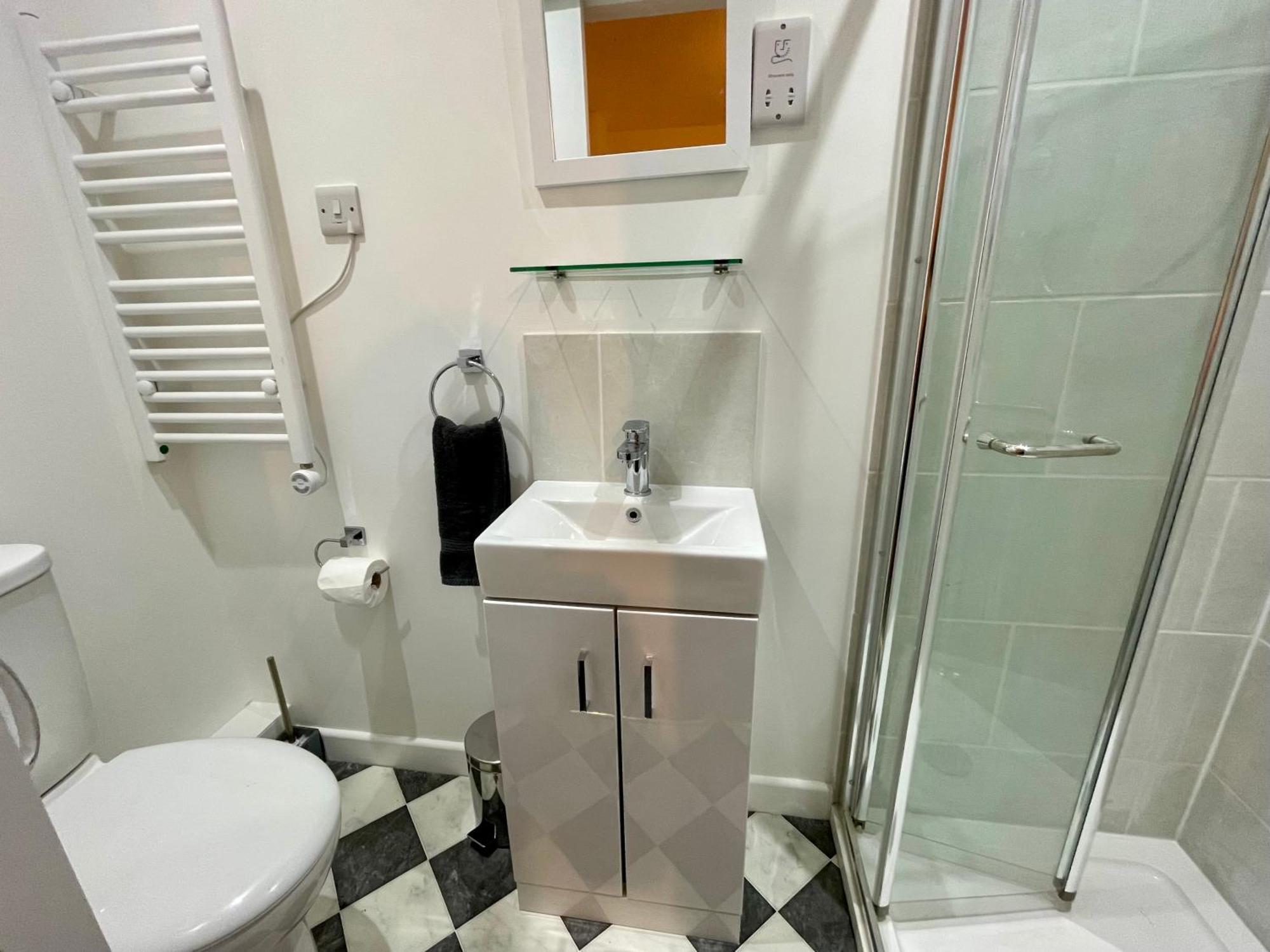 Vernon Place Town Centre, Vernon Cottage 3-Bed With Parking, 1A Vernon Court 2-Bed With Parking, 1B Studio No Parking, Off The High Street Next To Sandford Park Cheltenham Kültér fotó